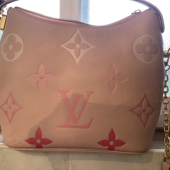 Lv purse by the pool - Picture 5 of 9